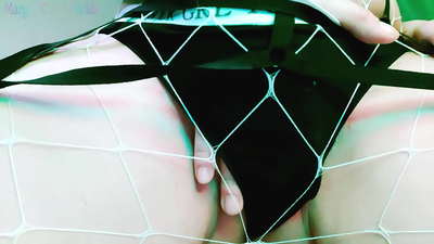 ਰੈੱਡਹੈੱਡ ਦੱਸਦਾ ਹੈ ਕਿ ਕਿਵੇਂ ਉਸਦੀ ਡਿੱਕ ਨੂੰ ਝਟਕਾ ਦੇਣਾ ਹੈ ਅਤੇ ਉਸਦੀ ਚੂਤ ਨੂੰ ਦਰਸਾਉਂਦਾ ਹੈ - ਗੰਦੇ ਸ਼ਬਦ